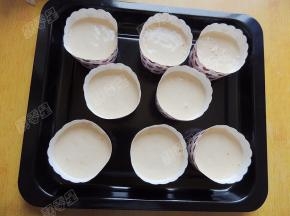 将搅拌均匀的蛋糊倒入纸杯内八分满，可以借助裱花袋或者保鲜袋挤入纸杯