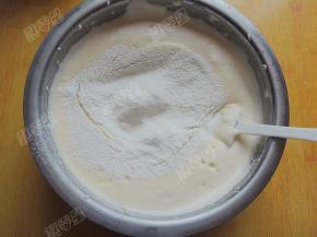 筛入低筋面粉，刮刀采用翻拌的方式拌均匀，至无干粉