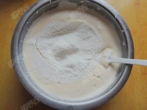 筛入低筋面粉，刮刀采用翻拌的方式拌均匀，至无干粉