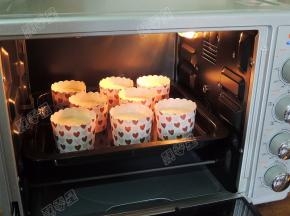 烤箱预热180度，将烤盘放入烤箱中下层