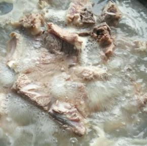 将排骨与姜片放入锅中焯水，焯至变色后捞出。