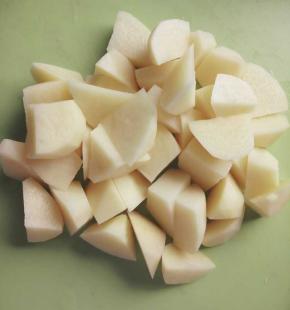 土豆洗干净，切滚刀状。