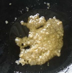 锅内冷油下冰糖， 小火慢慢熬至成棕红色。