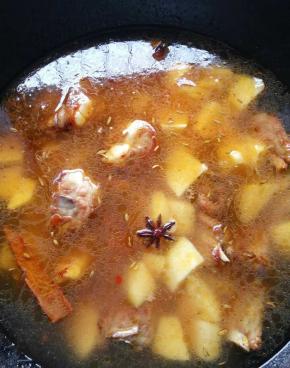 翻炒两分钟，加入清水没过食材。