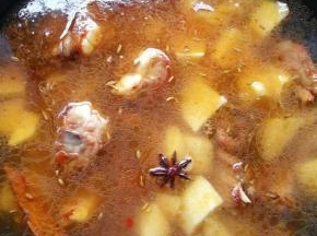 翻炒两分钟，加入清水没过食材。