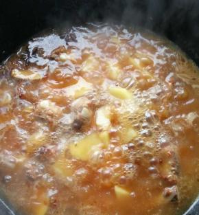 煮至收汁，用筷子轻轻戳透排骨即可。出锅前放盐。