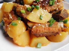 再撒上些许芝麻，葱，红烧排骨就大功告成啦！