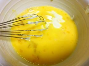 鸡蛋打散，加炼乳跟蜂蜜搅拌均匀
