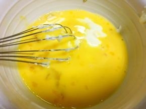 鸡蛋打散，加炼乳跟蜂蜜搅拌均匀