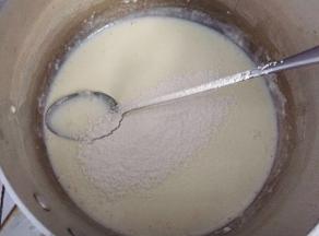 离火放入炼乳，筛入低筋面粉搅拌均匀