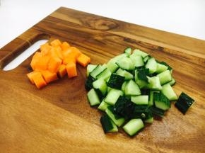 黄瓜切丁，胡萝卜切丁。