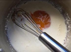 放入蛋黄搅拌均匀