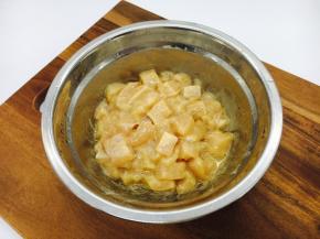 鸡肉丁提前解冻，放入少许盐，白胡椒粉，料酒，淀粉，把它们和匀，抓出粘性，最后再放少许油，搅拌均匀。

