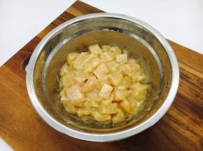 鸡肉丁提前解冻，放入少许盐，白胡椒粉，料酒，淀粉，把它们和匀，抓出粘性，最后再放少许油，搅拌均匀。


