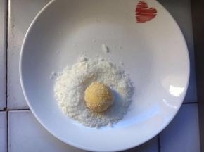 搓圆后，在椰蓉里滚上一圈