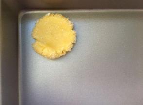 放入烤盘，用大拇指向下按出形状，