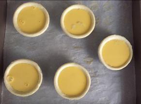 倒入蛋挞液，8分满即可，放入预热好的烤箱中层，190度15分钟