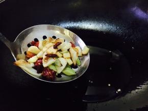 爆香佐料后捞出佐料