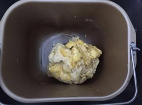 放入软化好的黄油，开启和面功能30分钟