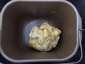放入软化好的黄油，开启和面功能30分钟
