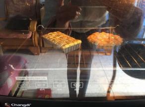 放入预热好的烤箱，先以190度烤15分钟，再将温度降至160度，烤20分钟，上色后加盖锡纸
