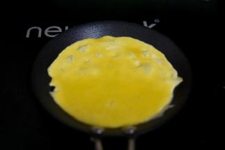 预热好的锅放入鸡蛋液