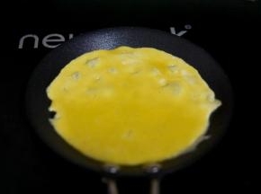 预热好的锅放入鸡蛋液