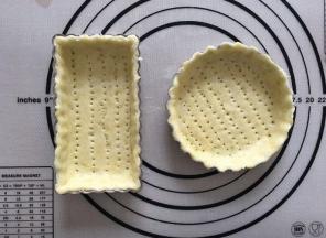 将派皮用擀面杖擀成薄片，放在派皮上，用手轻轻压派皮，使派皮紧贴在派盘上，将多余的派皮用手移去，用叉子在底部的派皮上均匀的叉上一些小孔