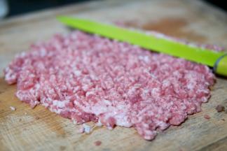 猪肉切小块，剁成肉馅
