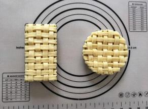 用手指按压网格与派盘的交界处，使编织的网格多余的派皮掉落