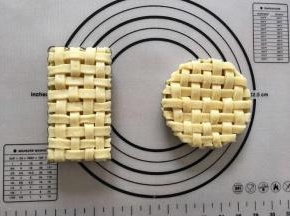 用手指按压网格与派盘的交界处，使编织的网格多余的派皮掉落