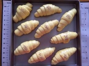 二次发酵好后，刷上全蛋液，撒上芝麻，放入预热好的烤箱中层，160度上下火，18分钟