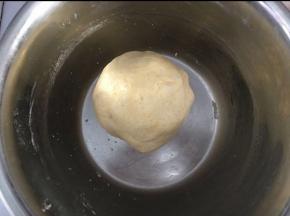 揉成面团，不要揉太久，成为稍光滑的面团即可，把面团放入冰箱冷藏1小时以上