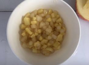 水果丁煮软以后，把玉米淀粉和水混合调匀，倒入锅中，翻炒至馅料变得浓稠，关火，并倒入柠檬汁，盐，派馅就做好了，冷却后再使用