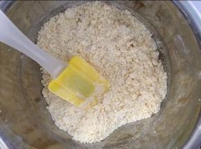 搓成小颗粒状，在搓匀的面粉里加水