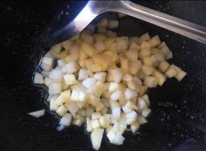 锅烧热后，放入黄油，火不能太大，否则黄油会被烧焦，倒入切好的水果丁翻炒，稍稍翻炒后倒入细砂糖，继续翻炒，加入细砂糖后，水果丁会渐渐渗出大量水分，就着这些水，用小火慢慢的熬煮水果，直到水果丁变的较软