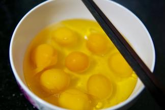 用筷子打散搅拌均匀