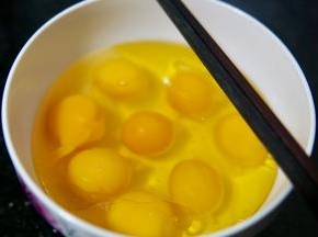 用筷子打散搅拌均匀