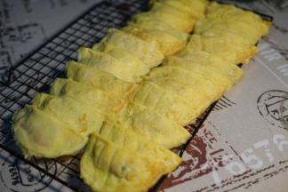 或者煮火锅涮或者煮面一起煮一下才能吃哦