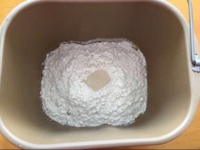 将黄油以上的全部材料放入面包机，开启和面功能10分钟