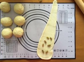 再次擀成长舌状，下面放点葡萄干（不要放太多哦，也不要放在上面，不然卷出来就不好看了）