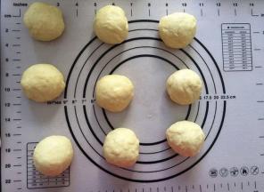 拿出后分成9等份，静置15分钟松弛