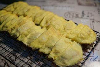 煎好的蛋皮肉还没有全熟，需要在蒸笼蒸一下