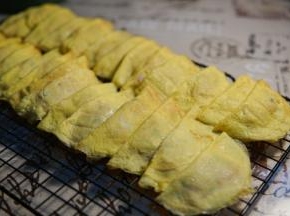 煎好的蛋皮肉还没有全熟，需要在蒸笼蒸一下