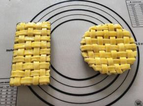 在网格表面刷上全蛋液