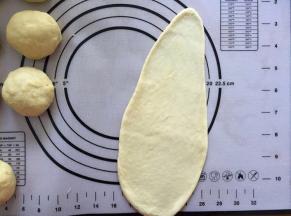 拿出其中一个面团，用擀面杖擀成长舌状