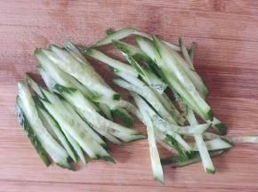 黄瓜洗净切丝