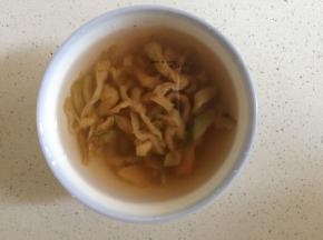 榨菜丝浸泡五分钟
