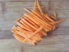 胡萝卜洗净去皮切丝