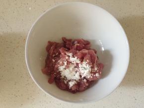 加少许淀粉上浆(可以加少许蛋清）